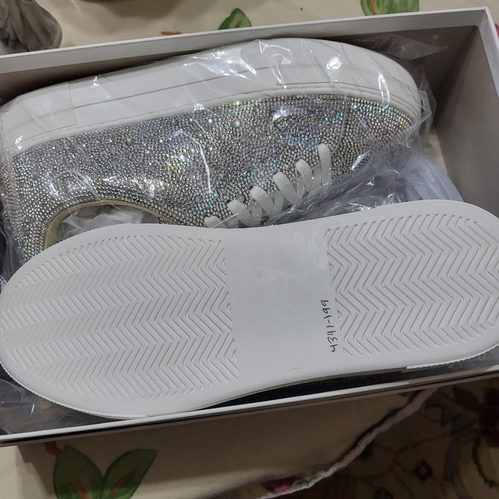 NIB Betsey Johnson Sparkling Crystal Embellished Women's Sneakers - Picture 4 of 9